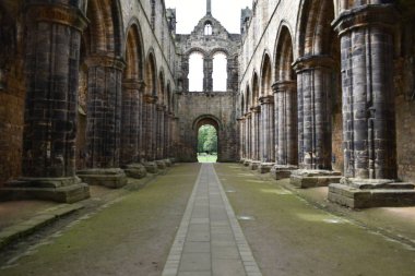 Kirkstall Abbey.A bir kamu parkta yer alan sarnıç manastır, harap. Bu c.1152 kuruldu.