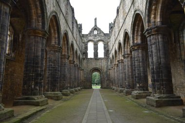 Kirkstall Abbey.A bir kamu parkta yer alan sarnıç manastır, harap. Bu c.1152 kuruldu.