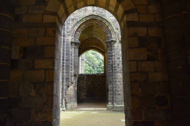 Kirkstall Abbey.A bir kamu parkta yer alan sarnıç manastır, harap. Bu c.1152 kuruldu.