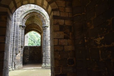 Kirkstall Abbey.A bir kamu parkta yer alan sarnıç manastır, harap. Bu c.1152 kuruldu.