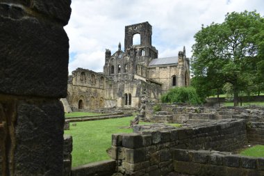 Kirkstall Abbey.A bir kamu parkta yer alan sarnıç manastır, harap. Bu c.1152 kuruldu.