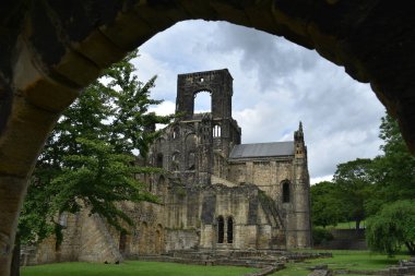 Kirkstall Abbey.A bir kamu parkta yer alan sarnıç manastır, harap. Bu c.1152 kuruldu.