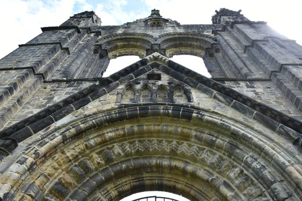 Kirkstall Abbey.A bir kamu parkta yer alan sarnıç manastır, harap. Bu c.1152 kuruldu.