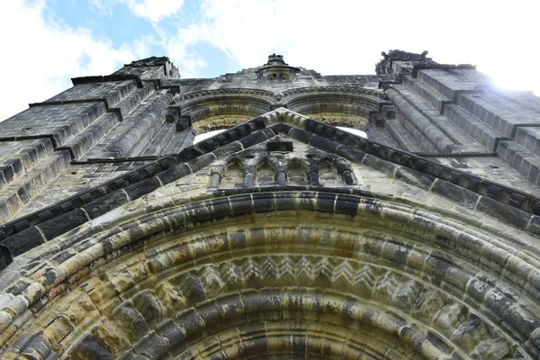 Kirkstall Abbey.A bir kamu parkta yer alan sarnıç manastır, harap. Bu c.1152 kuruldu.