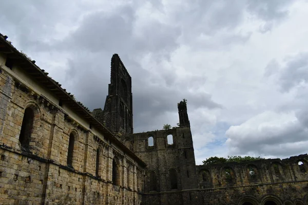 Abdij Van Kirkstall Een Geruïneerd Cisterciënzer Klooster Dat Zich Een — Stockfoto