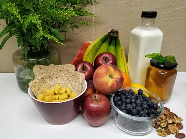 Meyve çeşitleri ile sağlıklı kahvaltı