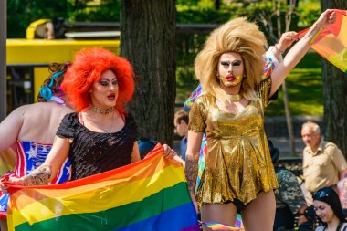 Kiev, Ukrayna - 18 Haziran 2017: Kiev'de eşitlik Yürüyüşü Kiev Pride 2017 yapıldı. Katılımcıların sütun kentin orta sokaklarında geçti. Koruma kolluk sağlanan.