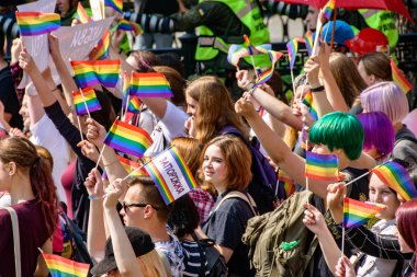 Kiev, Ukrayna - 18 Haziran 2017: Kiev'de eşitlik Yürüyüşü Kiev Pride 2017 yapıldı. Katılımcıların sütun kentin orta sokaklarında geçti. Koruma kolluk sağlanan.