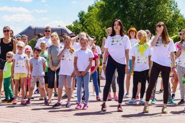 Kiev, Ukrayna - 8 Temmuz 2017: Bir spor eğlenceli yarış Color Holi Run vardı . Yarış severler 2 ila 4 km mesafe üstesinden.
