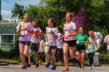 Kiev, Ukrayna - 8 Temmuz 2017: Bir spor eğlenceli yarış Color Holi Run vardı . Yarış severler 2 ila 4 km mesafe üstesinden.