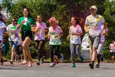 Kiev, Ukrayna - 8 Temmuz 2017: Bir spor eğlenceli yarış Color Holi Run vardı . Yarış severler 2 ila 4 km mesafe üstesinden.