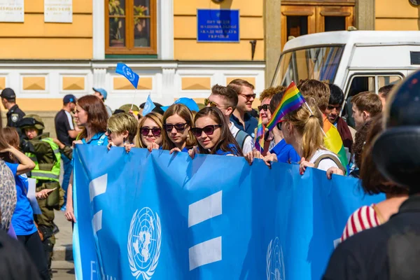 Kiev, Ukrayna - 18 Haziran 2017: Kiev'de eşitlik Yürüyüşü Kiev Pride 2017 yapıldı. Katılımcıların sütun kentin orta sokaklarında geçti. Koruma kolluk sağlanan.