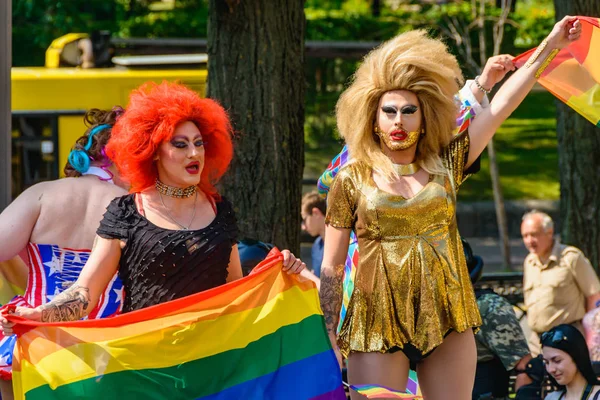 Kiev, Ukrayna - 18 Haziran 2017: Kiev'de eşitlik Yürüyüşü Kiev Pride 2017 yapıldı. Katılımcıların sütun kentin orta sokaklarında geçti. Koruma kolluk sağlanan.