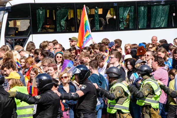 Kiev, Ukrayna - 18 Haziran 2017: Kiev'de eşitlik Yürüyüşü Kiev Pride 2017 yapıldı. Katılımcıların sütun kentin orta sokaklarında geçti. Koruma kolluk sağlanan.