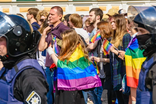 Kiev, Ukrayna - 18 Haziran 2017: Kiev'de eşitlik Yürüyüşü Kiev Pride 2017 yapıldı. Katılımcıların sütun kentin orta sokaklarında geçti. Koruma kolluk sağlanan.