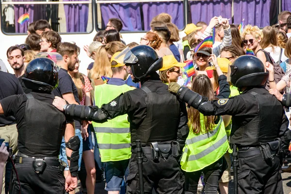 Kiev, Ukrayna - 18 Haziran 2017: Kiev'de eşitlik Yürüyüşü Kiev Pride 2017 yapıldı. Katılımcıların sütun kentin orta sokaklarında geçti. Koruma kolluk sağlanan.