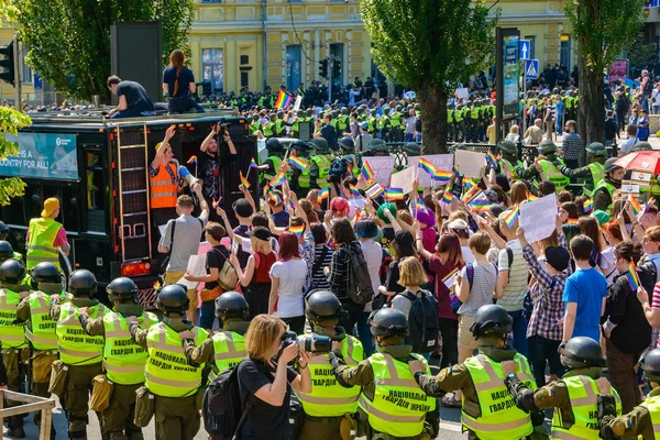 Kiev, Ukrayna - 18 Haziran 2017: Kiev'de eşitlik Yürüyüşü Kiev Pride 2017 yapıldı. Katılımcıların sütun kentin orta sokaklarında geçti. Koruma kolluk sağlanan.