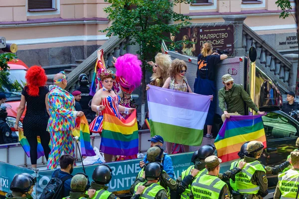 КИЕВ, УКРАИНА - 18 июня 2017 года: В Киеве состоялся Марш равенства Kiev Pride 2017. Колонна участников прошла по центральным улицам города. Охрана обеспечила правоохранительные органы . — стоковое фото