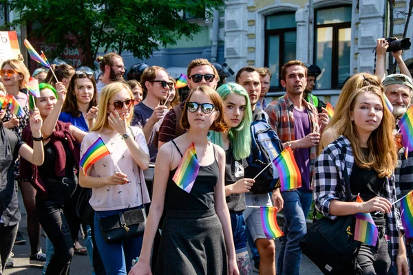 Kiev, Ukrayna - 18 Haziran 2017: Kiev'de eşitlik Yürüyüşü Kiev Pride 2017 yapıldı. Katılımcıların sütun kentin orta sokaklarında geçti. Koruma kolluk sağlanan.
