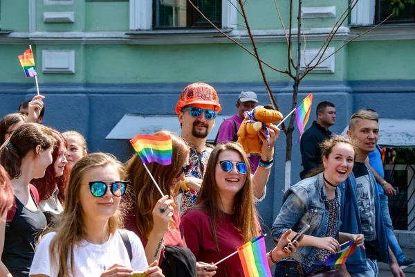 Kiev, Ukrayna - 18 Haziran 2017: Kiev'de eşitlik Yürüyüşü Kiev Pride 2017 yapıldı. Katılımcıların sütun kentin orta sokaklarında geçti. Koruma kolluk sağlanan.