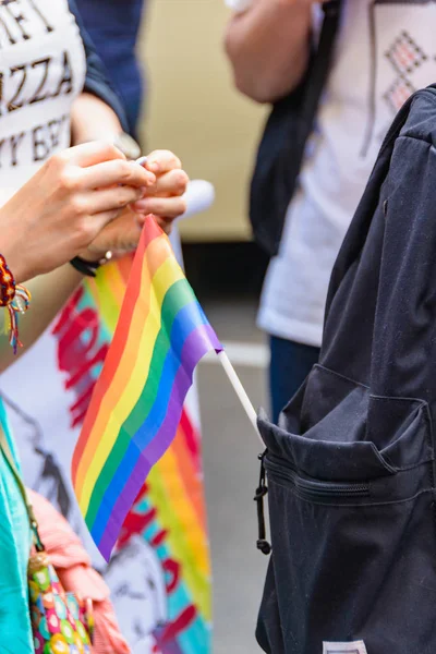 Kiev, Ukrayna - 18 Haziran 2017: Kiev'de eşitlik Yürüyüşü Kiev Pride 2017 yapıldı. Katılımcıların sütun kentin orta sokaklarında geçti. Koruma kolluk sağlanan.