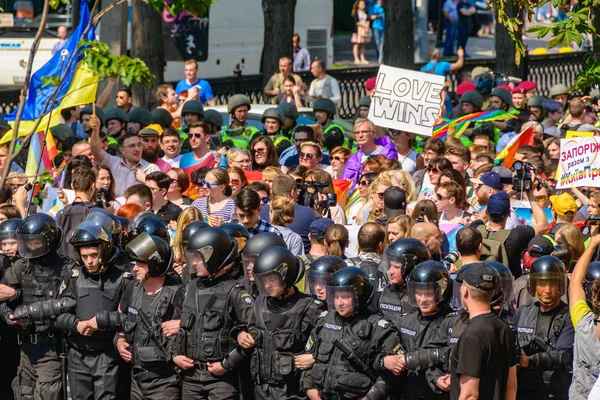 Kiev, Ukrayna - 18 Haziran 2017: Kiev'de eşitlik Yürüyüşü Kiev Pride 2017 yapıldı. Katılımcıların sütun kentin orta sokaklarında geçti. Koruma kolluk sağlanan.