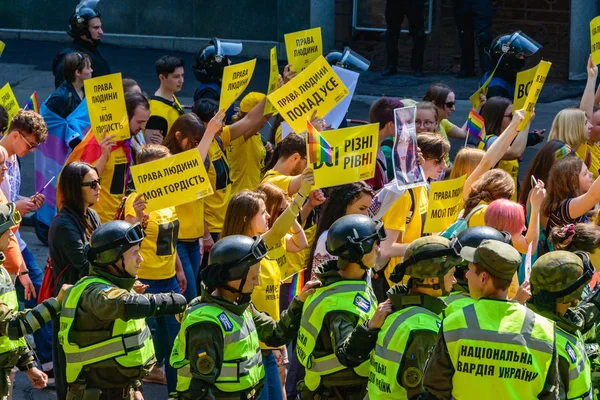 Kiev, Ukrayna - 18 Haziran 2017: Kiev'de eşitlik Yürüyüşü Kiev Pride 2017 yapıldı. Katılımcıların sütun kentin orta sokaklarında geçti. Koruma kolluk sağlanan.