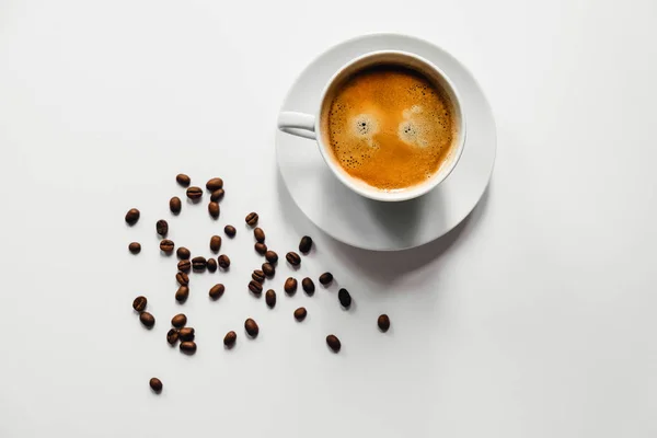 Xícara saborosa de café na mesa branca . — Fotografia de Stock