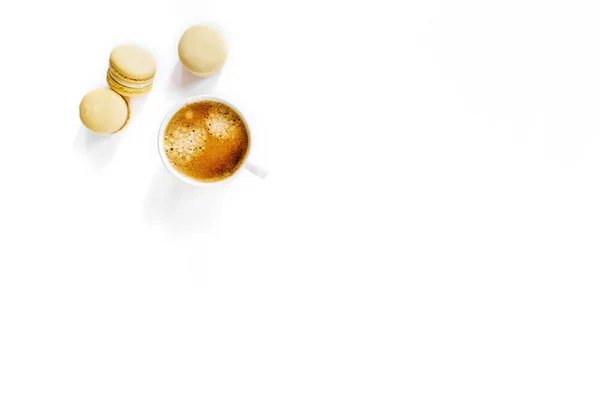 Sarı makaronile beyaz fincan kahve. — Stok fotoğraf