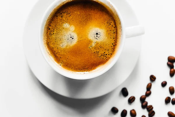Xícara saborosa de café na mesa branca . — Fotografia de Stock