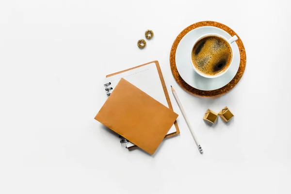 Smakelijke aroma koffie op wit Bureau met papier. — Stockfoto