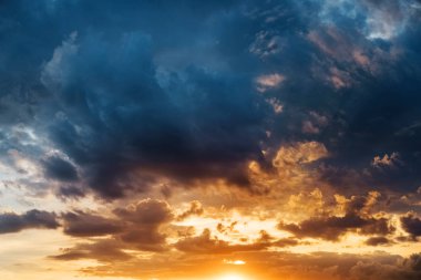 Güzel renkli gün batımı, yüksek çatıdan yapılmış.