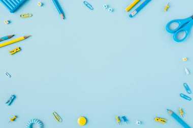 Dağınık yazı malzemelerine sahip okul masası.