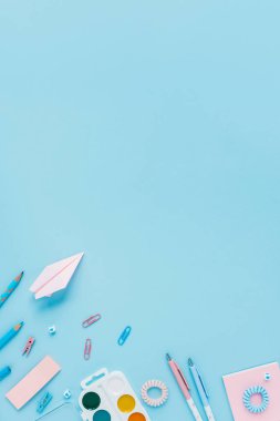 Okula dönelim. Yazma materyalleri.