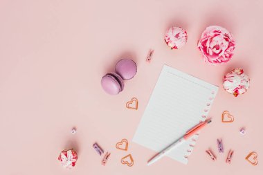 Koyunları ve kalpleri ile macaroons ile Kart.