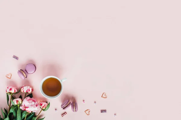 Tarjeta de felicitación con peonías y macarrones. — Foto de Stock