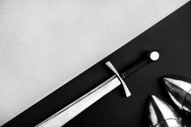 Geçmiş savaşlar için silahlar ve zırh.