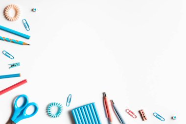 Okul reklam için kalemler ve kalemler ile beyaz arka plan.