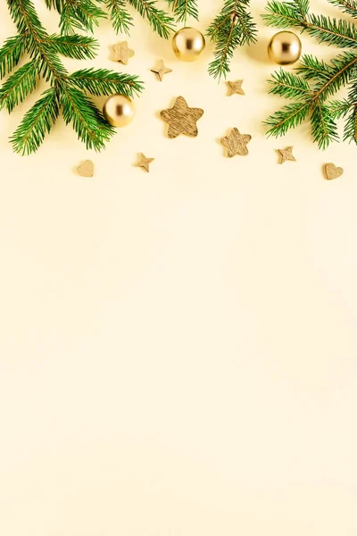 Karácsonyi háttér karácsonyi díszek és arany csillagokkal. — Stock Fotó