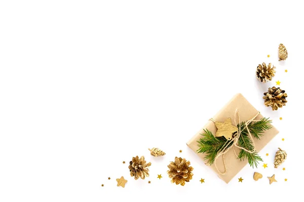 クリスマスカード。贈り物と松のコーンの背景. — ストック写真