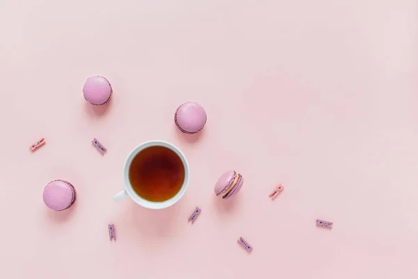 Kaart met pioenrozen en bitterkoekjes en koffie met hartjes. — Stockfoto