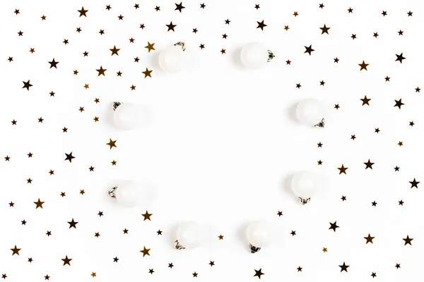 Bolas de Natal branco e estrelas no fundo isolado . — Fotografia de Stock