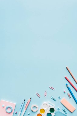 Okula geri dön. Dağınık yazı malzemeleri ile Masa.