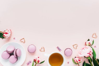 Şakayık ve badem kurabiyeli tebrik kartı.