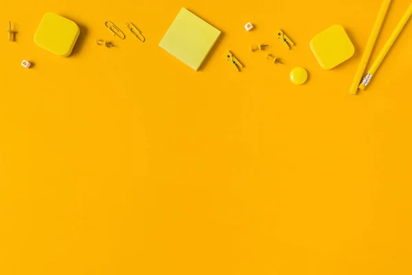 School accessoires op een gele achtergrond. — Stockfoto