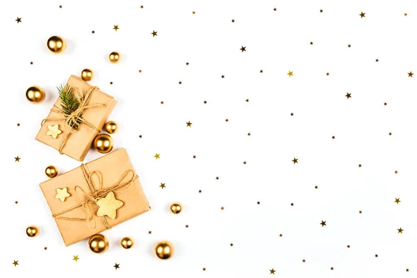 クリスマスカード2つの贈り物、金のボールと星を持つ背景. — ストック写真