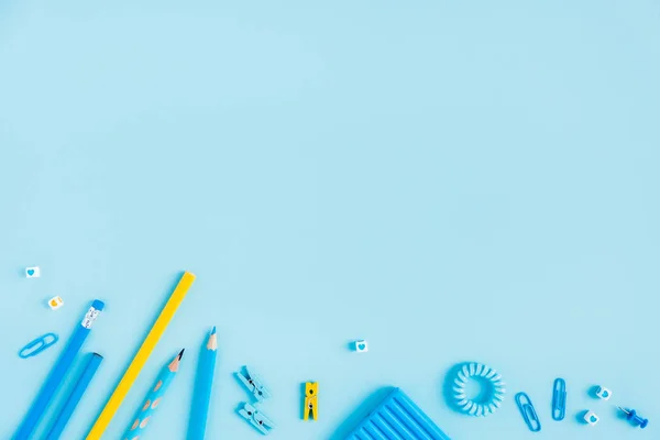 Acessórios escolares em um fundo azul. Pastel colorido . — Fotografia de Stock