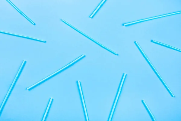Blue cocktail straws on a color background. — Stock Photo, Image