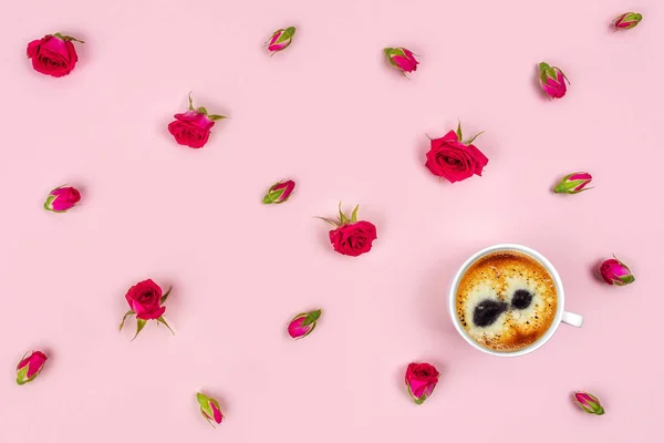 Ranní šálek kávy a krásné růže na růžovém pozadí, pohled na vrchol. — Stock fotografie