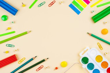 Sarı arka planda okul aksesuarları. Pastel renkli.